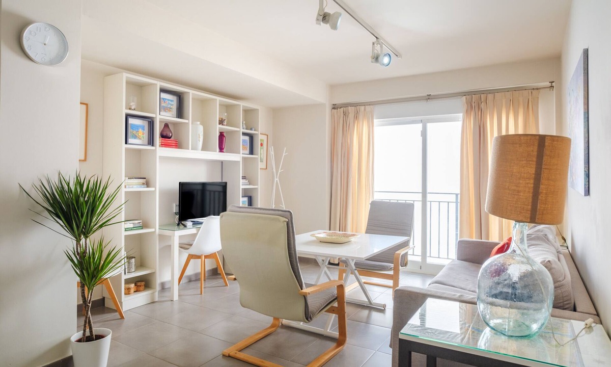 Alameda Apartment | Apartment 'A Orillas Del Guadalquivir' with Balcony, Wi-Fi and Air Conditioning