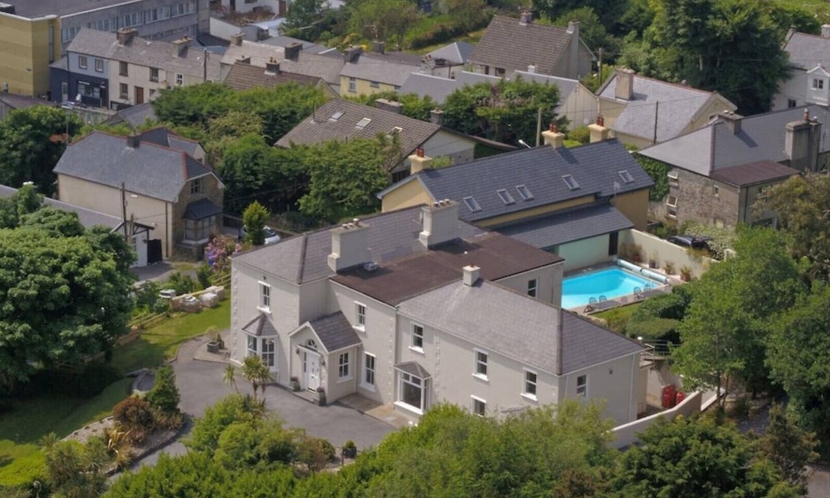 Clifden House | Clifden's premier holiday home with heated pool + sauna - sleeps 24