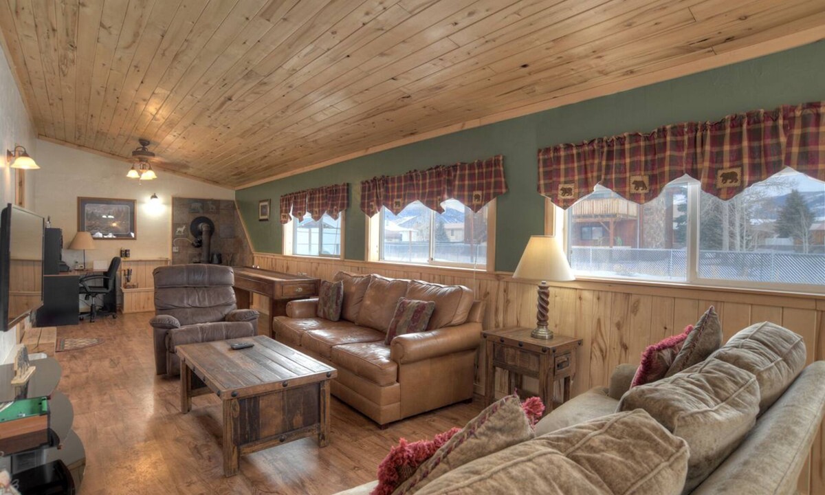 Creede Cabin | Family Friendly Cabin - Near Downtown Creede - Shuffleboard