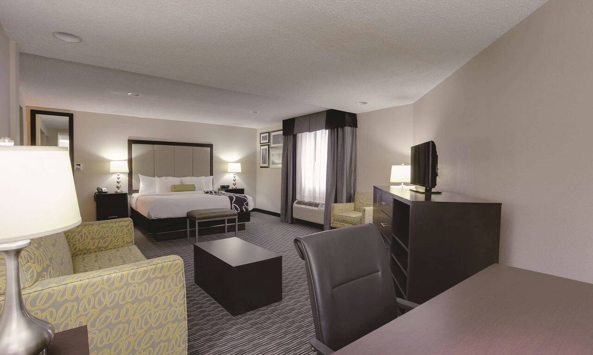 Romulus Hotel | La Quinta Inn & Suites by Wyndham Detroit Metro Airport