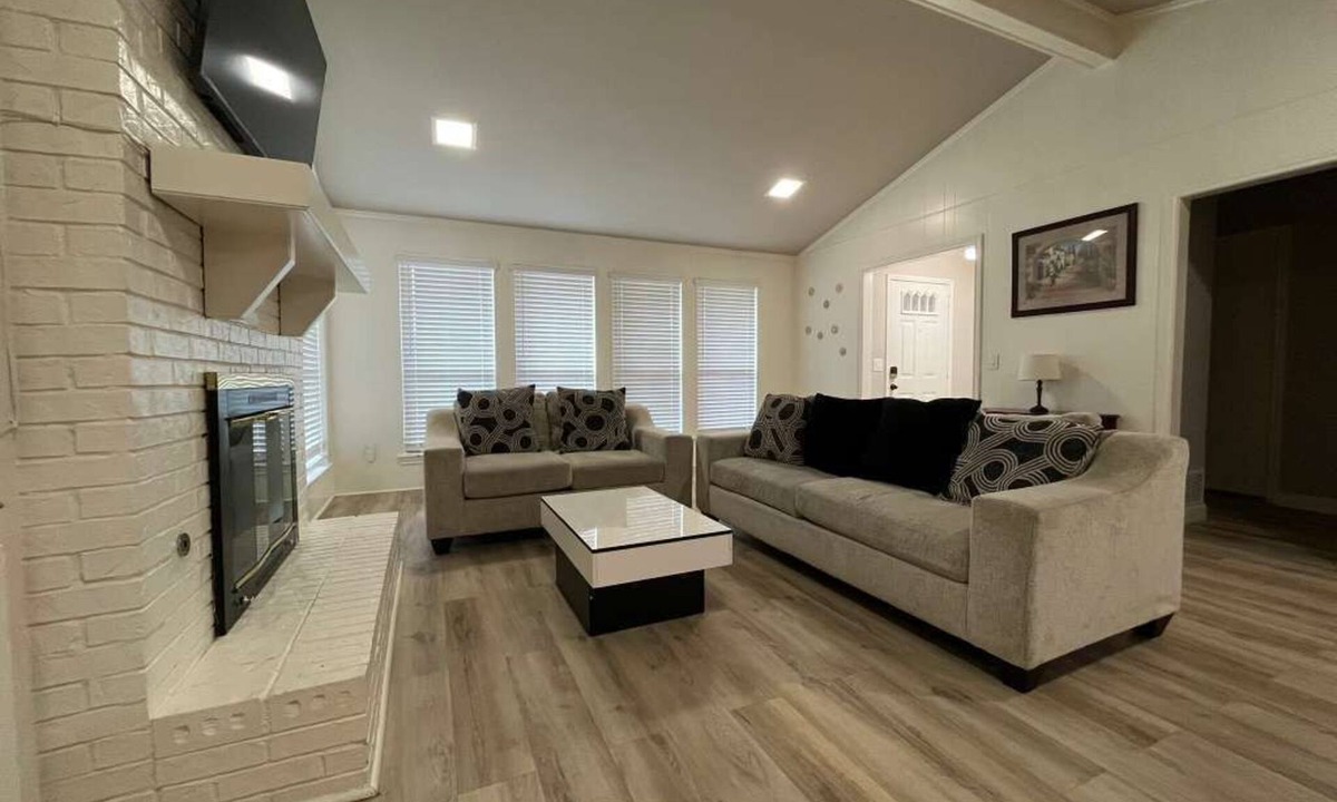 Plano House | Lovely and Comfy 3-Bedroom one Story Home in Plano