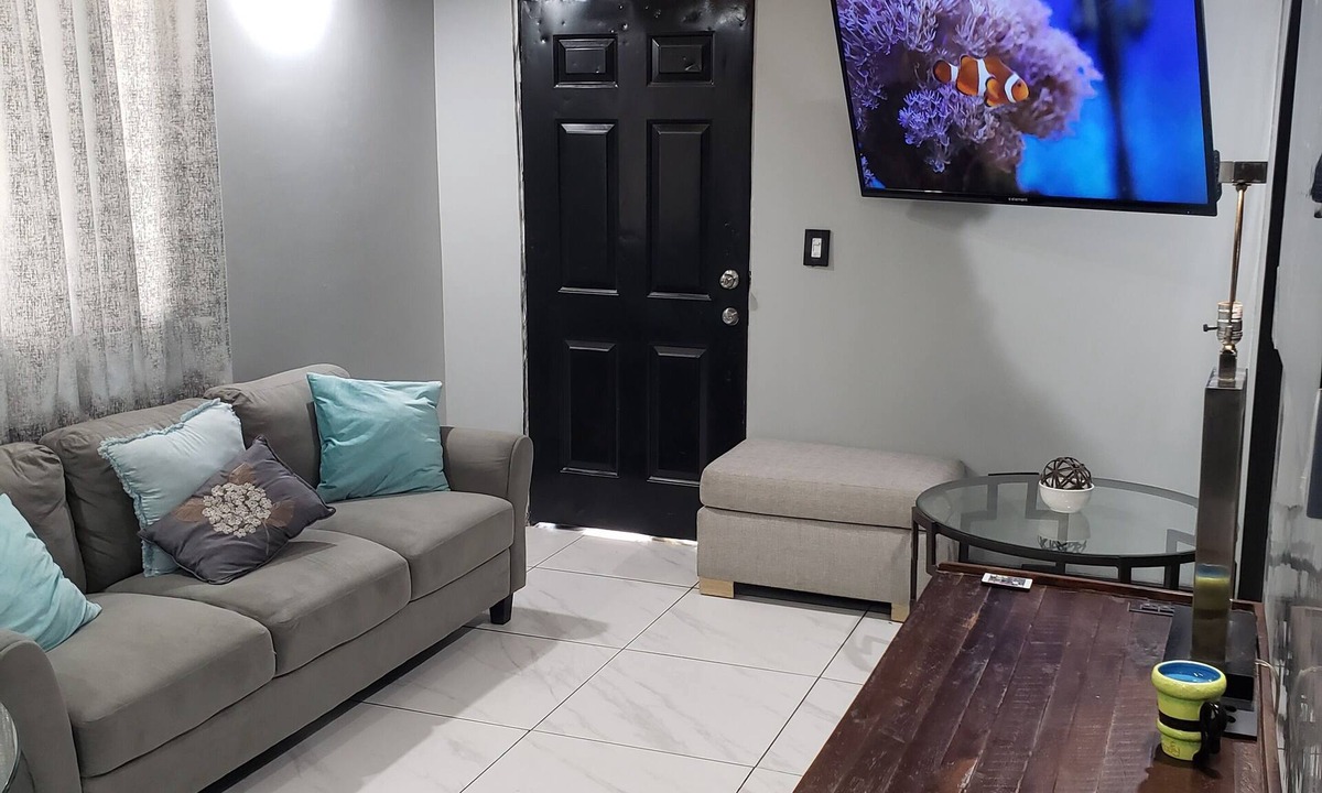 Playas de Tijuana House | Private Gorgeous Cozy Modern home/5 min Drive from beach, righ across from park