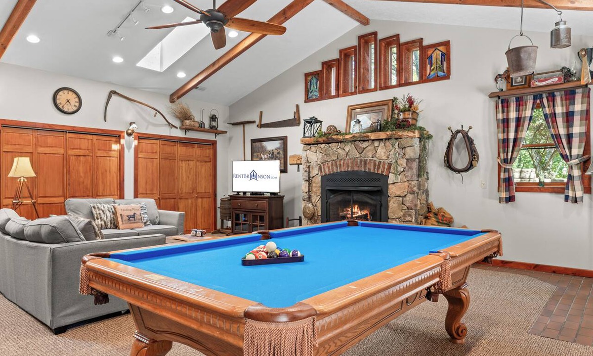 Blue Eye House | Private One-Level Carriage House, Hot Tub, Pool Table, Dog Friendly & Car Charger