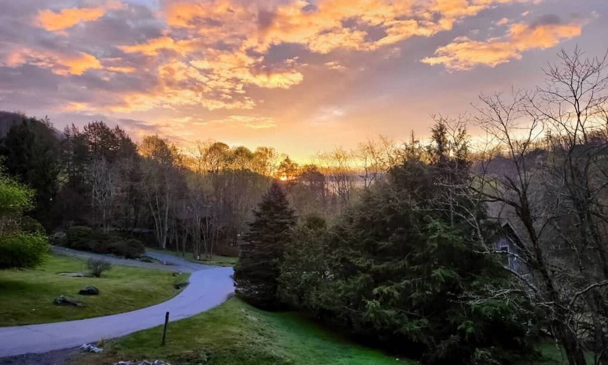 Seven Devils Cabin | Sunrise Summit - Hot tub, Game room, 3 King Beds + Bunk Room, Dog Friendly, AC