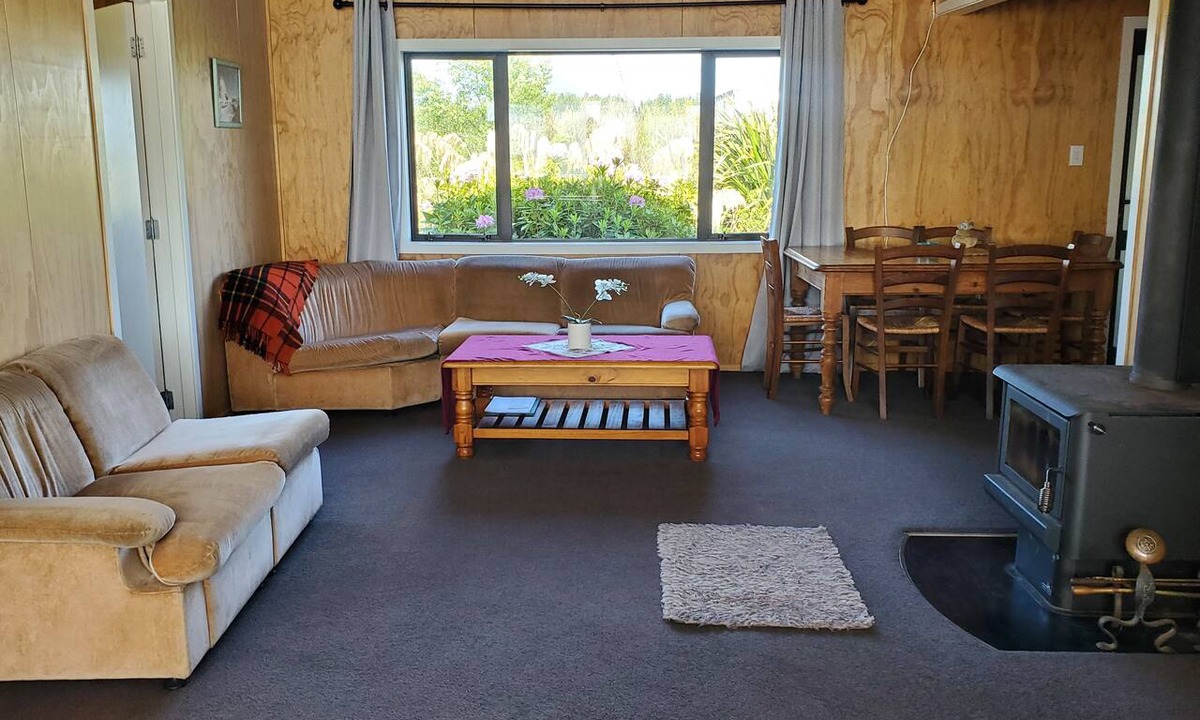 National Park Village Cottage | Tongariro Views Cottage. Village centre, rural outlook!