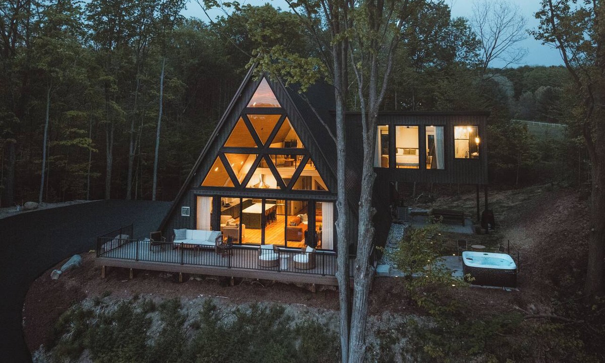 Alden Cabin | Torch Hill Aframe - book for fall color tour or winter ski getaway - sleeps 14