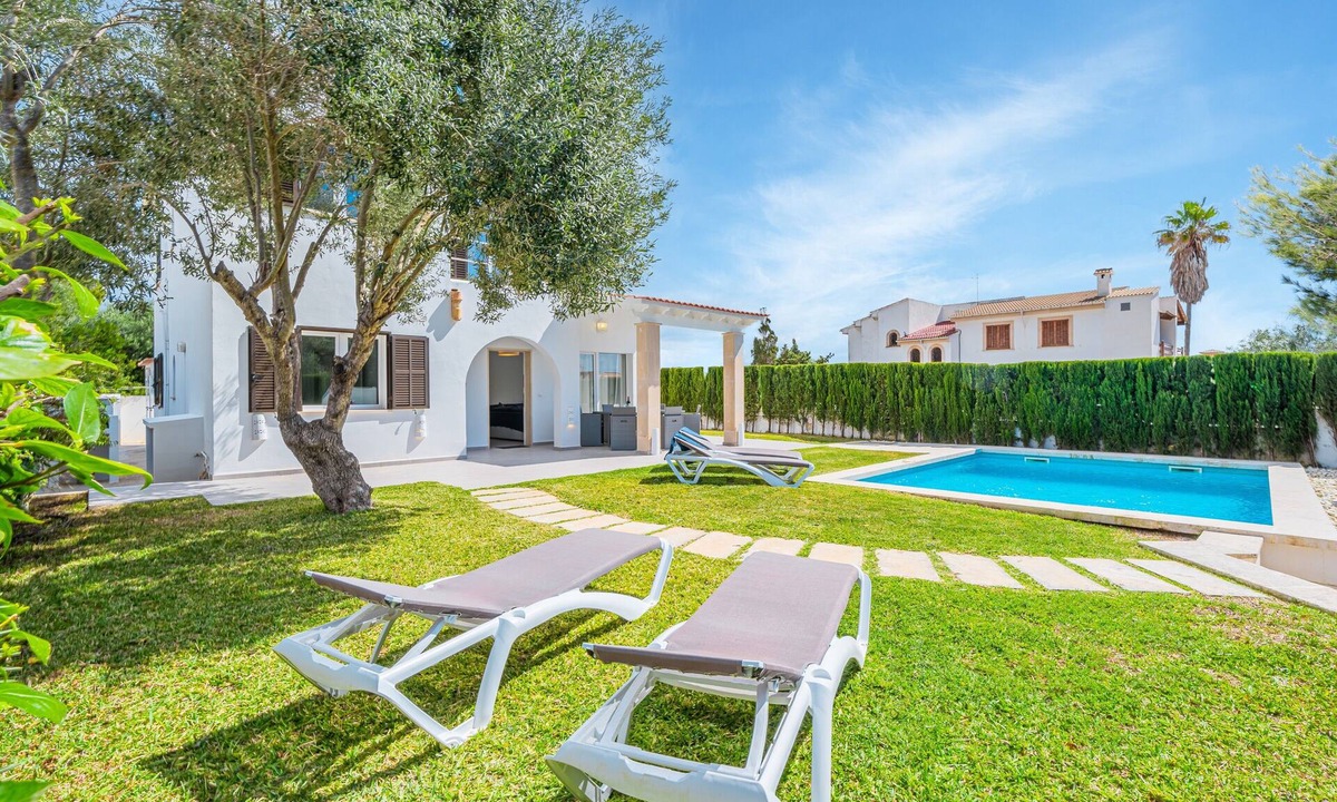 L'Estanyol Villa | Villa 'Es Raco Sa Rapita' with Sea Views, Private Pool and Wi-Fi