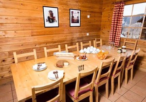 Chalet rustique près des pistes avec WiFi, 7 chambres pour 14 personnes in La Tania