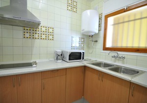 Charming apartment for rent in Roses, Costa Brava! 50m from the beach, with 2 bedrooms and capacity for 5 people. Reserve now! in Rosas / Roses