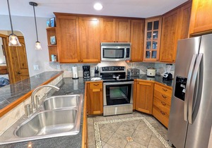 Luxury Condo w/FREE WiFi, Parking, Heated Pool, Hot Tubs, Skier Shuttles in Avon