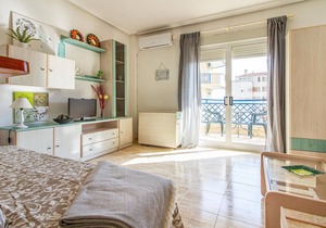 Vacation apartment south of Alicante, from which you can be at the sea in just a few steps. in Los Arenales del Sol