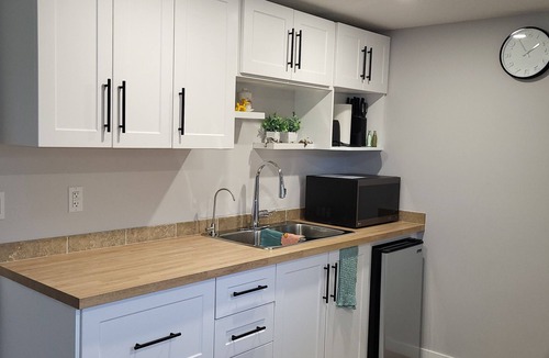 Inglewood House | 2-bedroom lower suite. 10 mins to downtown, Calgary Zoo, Saddledome & Max Bell
