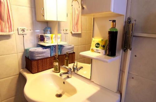 Bodrum City Center Apartment | Central, Cozy, Spacy, Wide Terrace, Garden, 2BR, Free Parking, Fast Wi-Fi, 4ppl