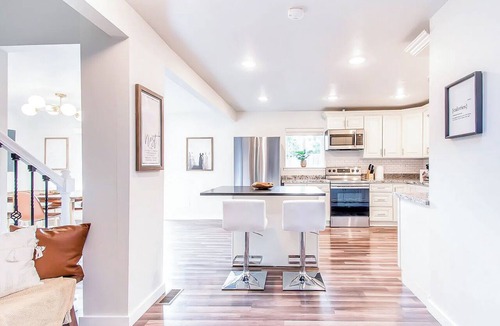 Atlantic House | Central District 4BR Farmhouse — Walk to Light Rail, Fenced Backyard, Sleeps 12