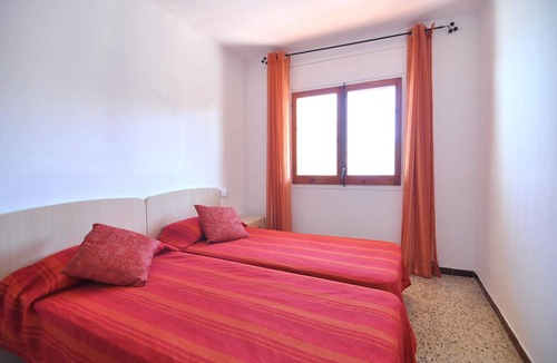 Santa Margarida Apartment | Charming apartment for rent in Roses, Costa Brava! 50m from the beach, with 2 bedrooms and capacity for 5 people. Reserve now!