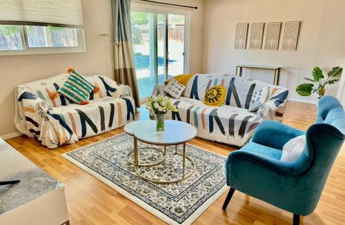 Shoreview Villa | Chic Home with Expansive Backyard- duplex back unit