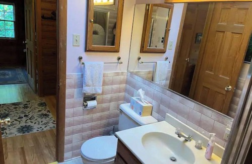 Lake Harmony Cottage | Classic Pocono Mountain Cottage in Split Rock