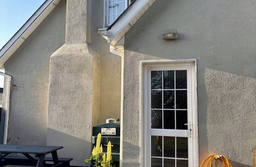 Kilrane House | Cozy 2-Bedroom Escape in the Heart of Rosslare Harbour, 2 mins from Europort