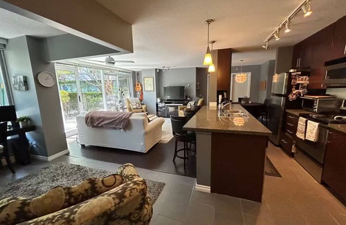Gastown Apartment | Downtown Oasis | Pool, Hot Tub | Gym |Rooftop Patio | Free Parking | Sleeps 4