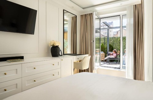 Sofia City Center Apartment | Downtown Opia - Designer 2BR 2Bath - Sauna - Private Parking