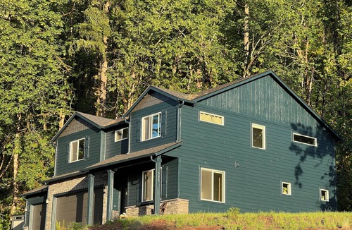 Thurston House | Forest home and outdoor adventure paradise! 15 minutes to Autzen Stadium.