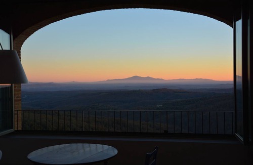 Rosennano Apartment | LA LOGGIA. HOUSE WITH STUNNING VIEW ABOVE THE CHIANTI REGION AND PANORAMIC POOL