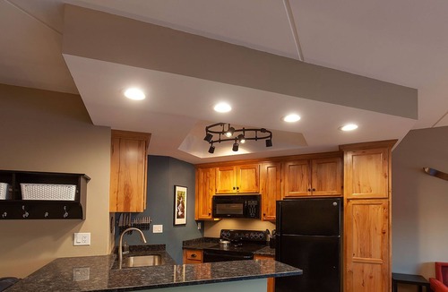 Copper Mountain Village Condo | LUXURY STUDIO+BUNK ROOM, VIEWS, MINS TO LIFTS/SHOPS, ONSITE HOT TUB, GARAGE