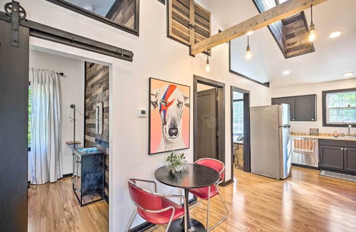 Cherokee Triangle Apartment | Modern Louisville Apartment w/Furnished Deck