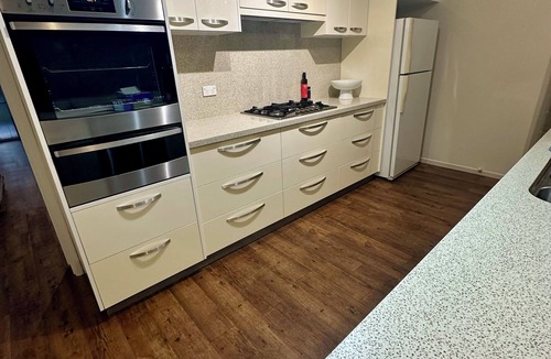 Echuca House | Murrumbidgee Abode Sleeps 8 -4 b New to Stazs Give us a Stay
