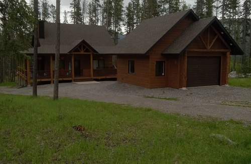 Nordegg Cabin | Relaxing mountain getaway nestled at the base of collisum mountain