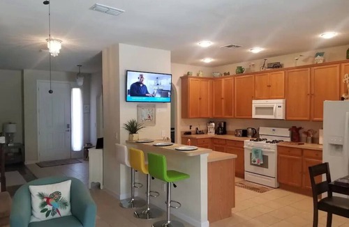 Trafalgar Village Villa | Spacious Luxurious 6 Bedroom 5 Bath Villa Sleeps 12 Pool, Jacuzzi, near Disney