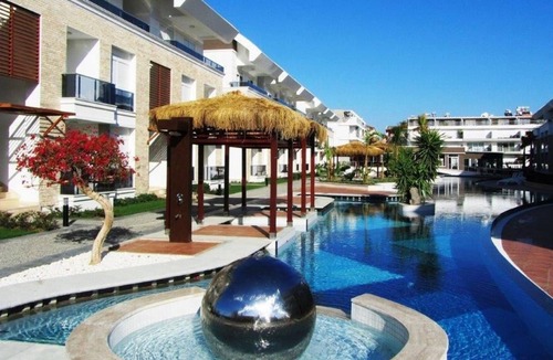 Side Apartment | Stunning private 2 bed home in great location and gated community