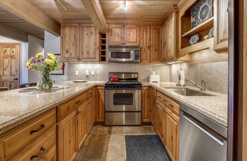 Downtown Condo | Top Floor Condo w/Mountain Views & Charm