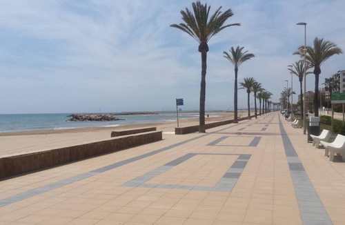 Cunit Villa | Villa Cunit mainstreet with private pool 500m beach and near Barcelona (train)