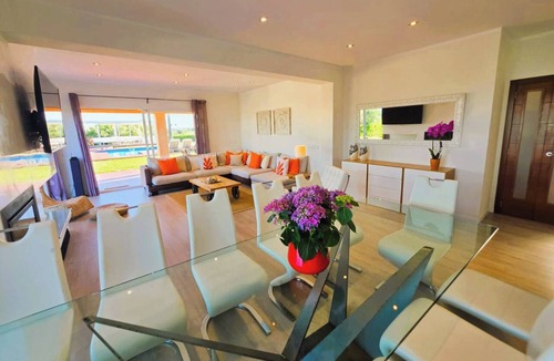 Llevant House | VILLA LA TIERRA: MAGNIFICENT VILLA WITH VIEWS TO THE SEA AND THE SIERRA