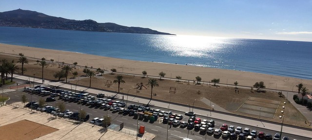 2 Bedrooms- Balcony with beautiful views, Beachfront. in Empuriabrava