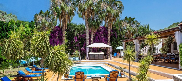 4 Holiday Homes near beach, lake and mountains + Pool + Jacuzzi for 10 guests in Malaga