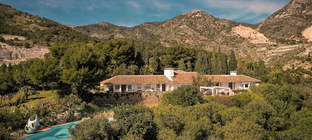 7,000 m² Luxurious Villa with Panoramic Sea Views, Multiple Gardens & Two Pools. in Benalmádena