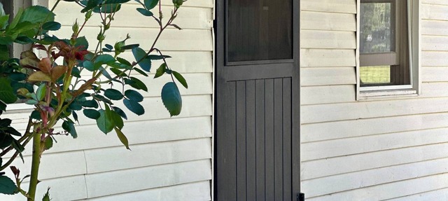 A charming cottage with picturesque rural views over surrounding rural farm land in Melville Forest