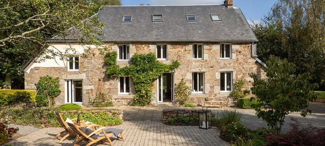 A quiet country home with a park-like garden near the Atlantic Coast, ideal for families in Percy