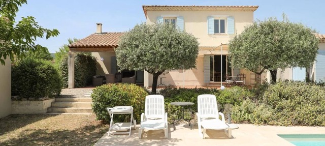 A quiet, family-friendly vacation home for 6 to 10 people. in Cabrieres d' Avignon