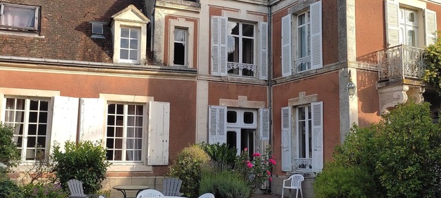A village property in the Perche region with stores for daily necessities and an SNCF train station. in Sablons sur huisne