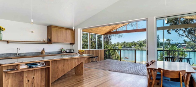 Absolute waterfront, 3 story beach house. Walk to everything. in Brunswick Heads