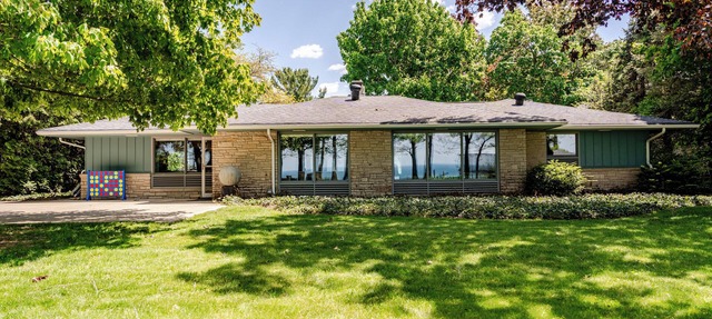 All The Waters Retro Home on Lake Michigan- PRIVATE BEACH-Large, shaded backyard in Benton Harbor