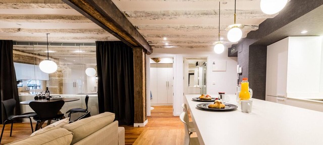 AMELIA SUITE: superior a 3 pax, 30 secs to the beach in San Sebastián/Donostia