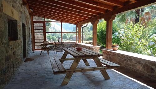 Amplia y cómoda casa de piedra con porche y jardín in San Roque de Ríomiera