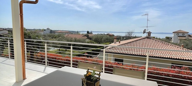 Apartment with large terrace (lake view) and shared pool in Lazise