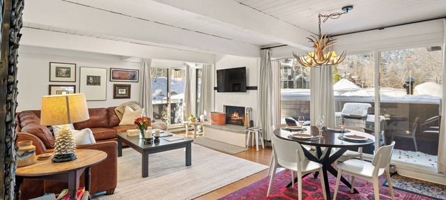 Aspen Mountain Views, Bright Corner 2BR, Pool, Hot Tub, 7-Min Walk to Gondola in Aspen