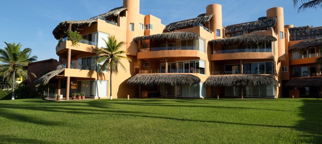 Beach front 3-bedroom condo on Playa Blanca in fantastic Zihuatanejo in Zihuatanejo