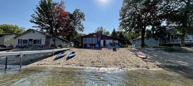 Beach House Bungalow in Battle Lake